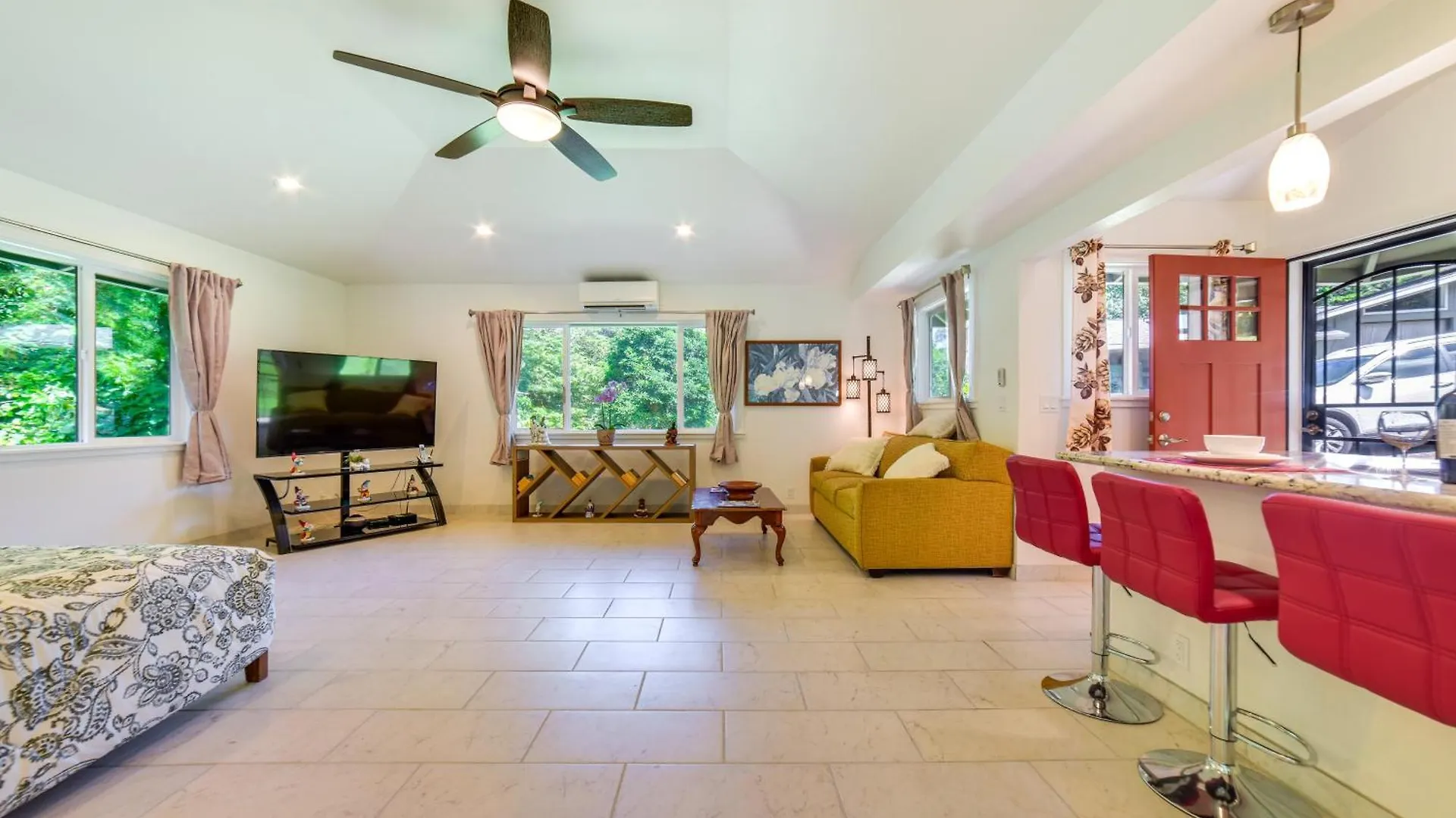 Bright Haiku Studio Patio And Rainforest View 0*,