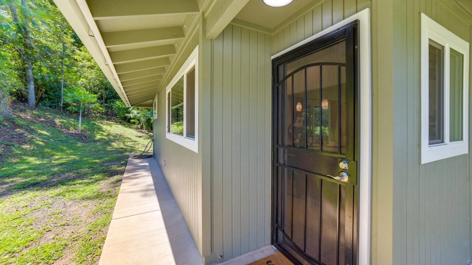 Bright Haiku Studio Patio And Rainforest View